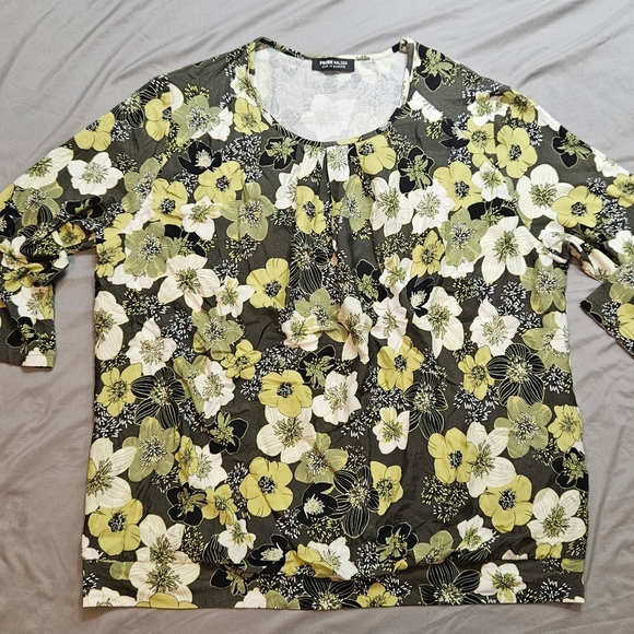 Relaxed Floral Blouse in Green and White - Picture 1 of 8